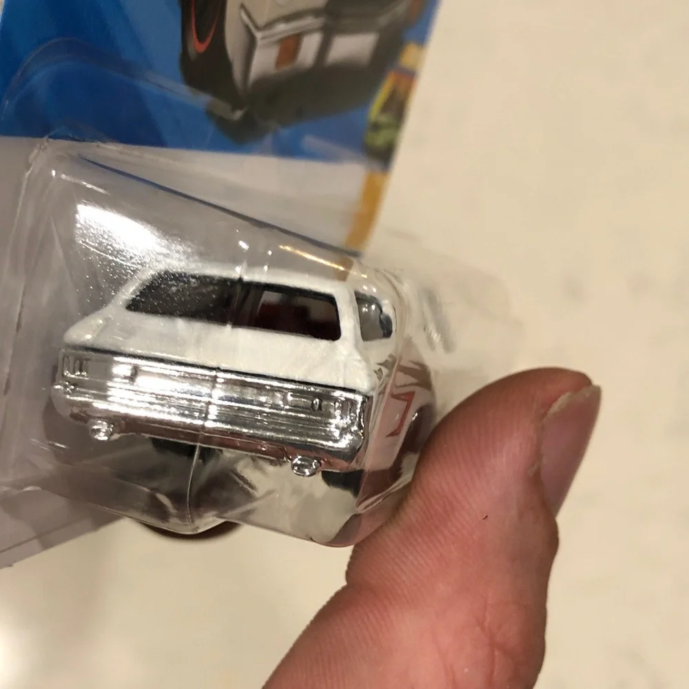 Mattel Hot Wheels '70 Chevelle SS Wagon - White and Red
